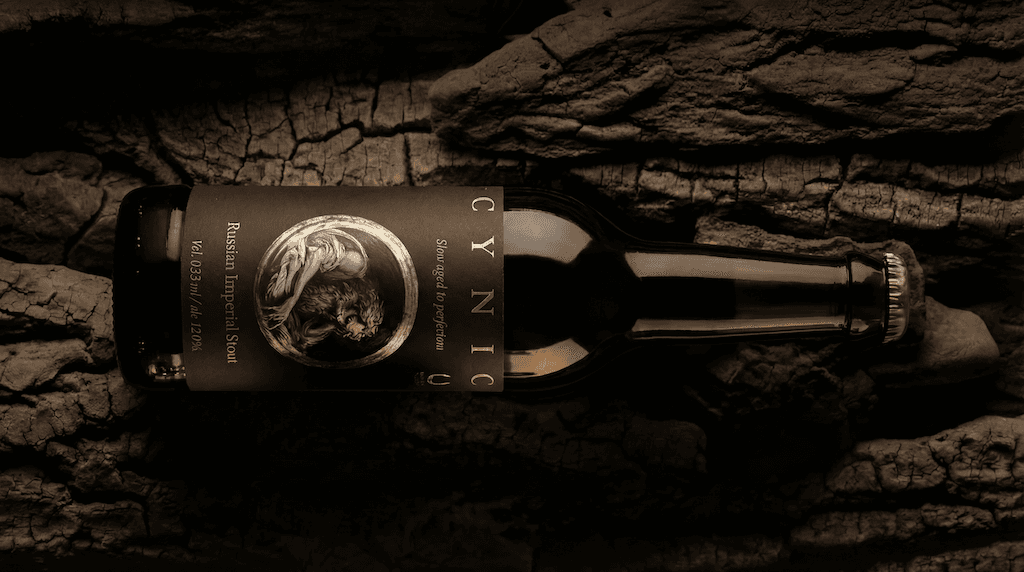 Бутылка Cynic на темном фоне